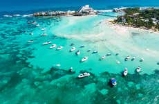 Excursión a Isla Mujeres en catamarán